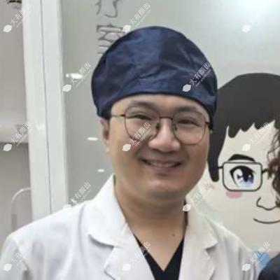 杨嘉伟