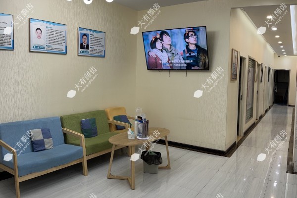 十堰品冠口腔价格表曝光!种植牙6200+/牙齿矫正7600+/镶牙1200+.jpg